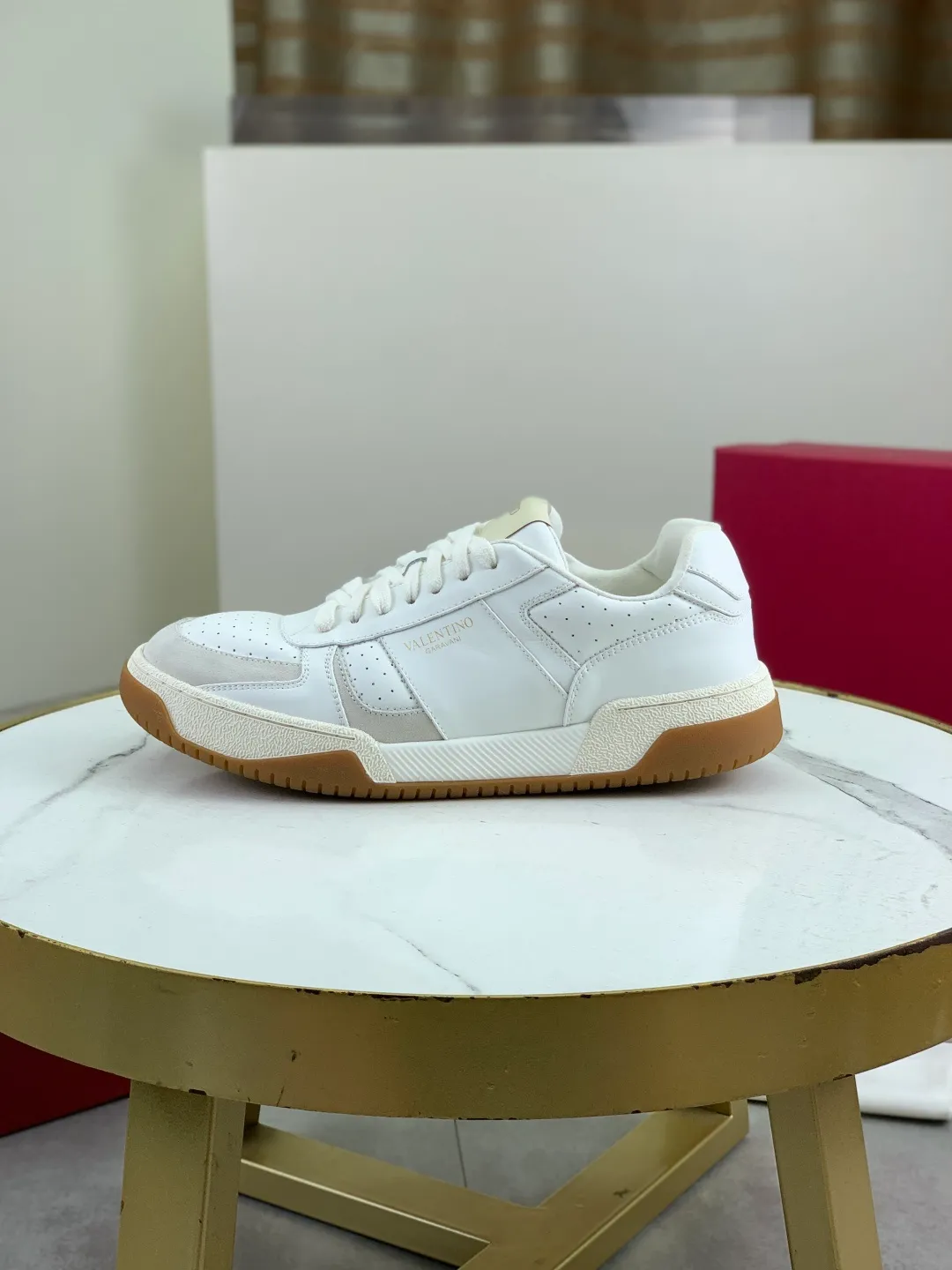 Men's men's shoes 💰P660 new top version of Valentino couple's bread shoes! Valentino Joie de Jouer series Velcro thick sole bread shoes couple style casual sports shoes white shoes original purchase development and production Joie de Jouer series simple style without losing style. The pure white base is paired with fresh green and soft beige, and the unique Velcro design highlights your personality. Every detail tells fashion and quality, wear it, take a confident step, and start the trend journey ✔️Fabric: Original customized imported first-layer cowhide ✔️Inner lining: Original customized soft sheepskin lining ✔️Outsole: Original molded non-slip TPU material ✔️Sole thickness: 3.5CM ✔️Size: Women's 35-41 Men's 38-46 (38. Male, 41 female, 46 non-refundable